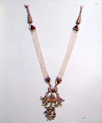 Colar de ouro, esmaltado, com pedras preciosas e pérolas, de Jaipur (pérola, esmalte e ouro) (ver também 73981 e 1367)